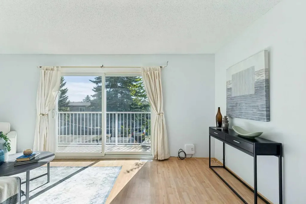 1055 72 Avenue NW Calgary AB T2K 5S4