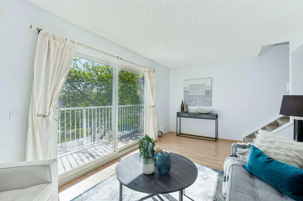 1055 72 Avenue NW Calgary AB T2K 5S4