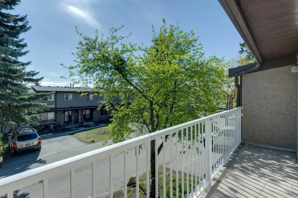 1055 72 Avenue NW Calgary AB T2K 5S4
