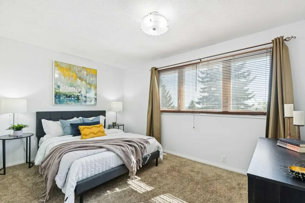 1055 72 Avenue NW Calgary AB T2K 5S4