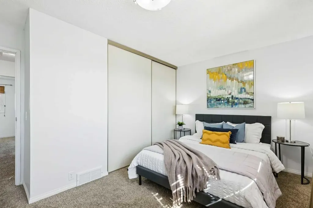 1055 72 Avenue NW Calgary AB T2K 5S4