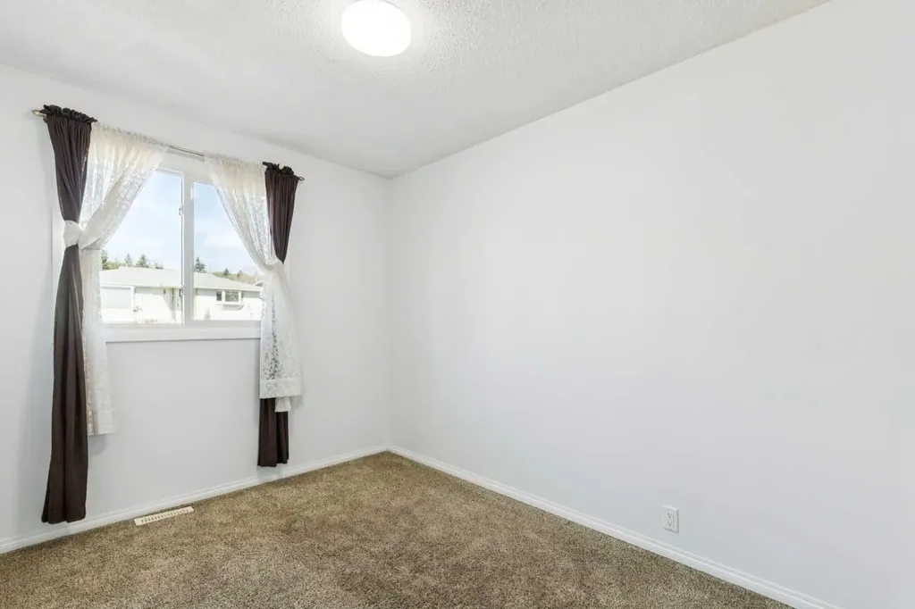1055 72 Avenue NW Calgary AB T2K 5S4