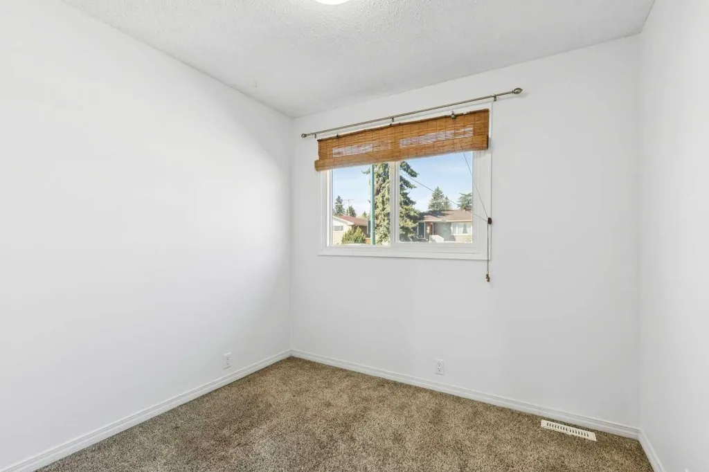 1055 72 Avenue NW Calgary AB T2K 5S4