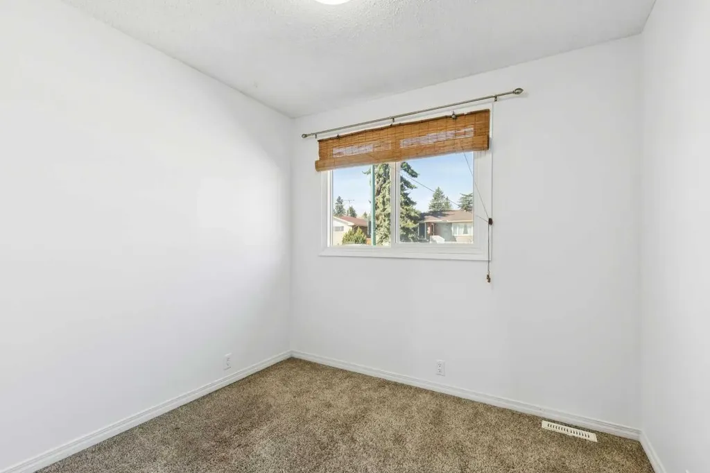 1055 72 Avenue NW Calgary AB T2K 5S4