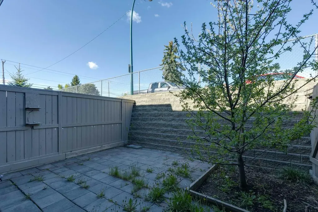 1055 72 Avenue NW Calgary AB T2K 5S4
