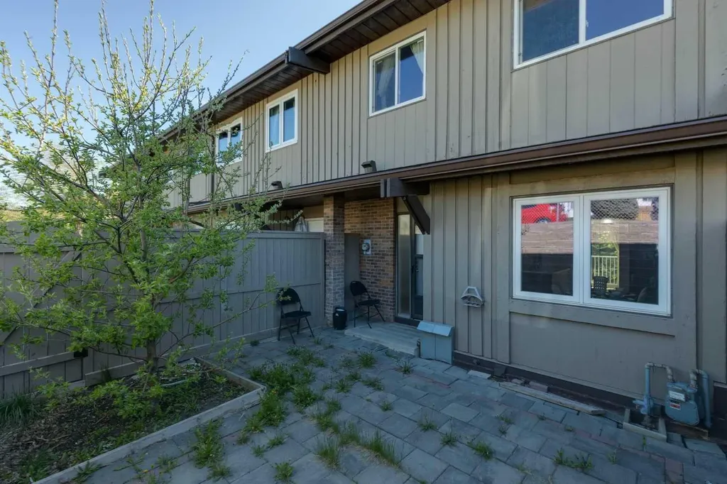 1055 72 Avenue NW Calgary AB T2K 5S4