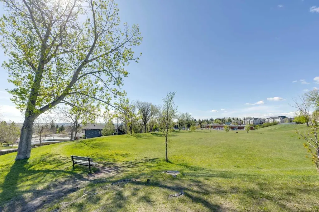 1055 72 Avenue NW Calgary AB T2K 5S4