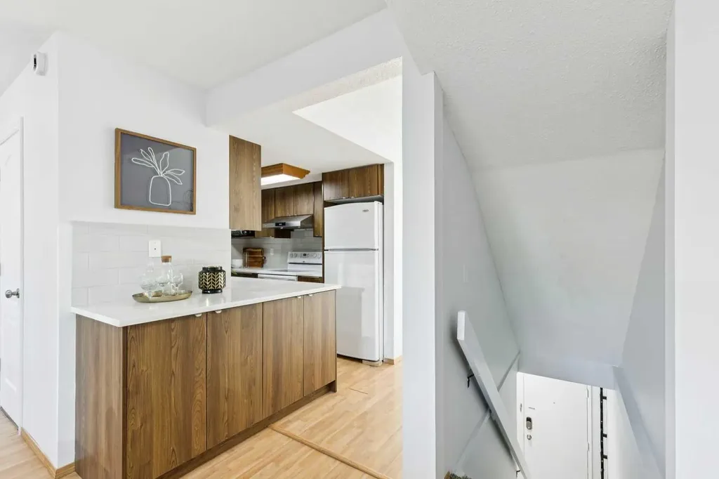 1055 72 Avenue NW Calgary AB T2K 5S4
