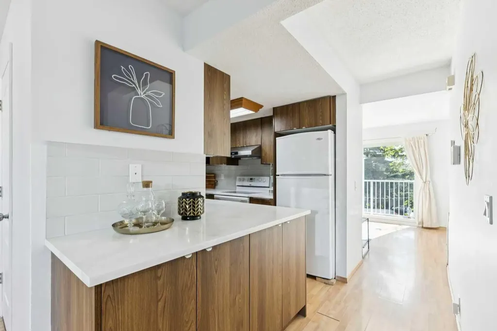 1055 72 Avenue NW Calgary AB T2K 5S4