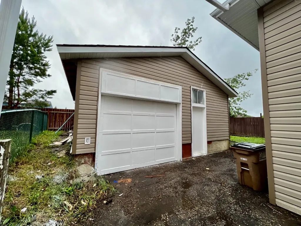 3209 45 Avenue Athabasca AB T9S 1P1