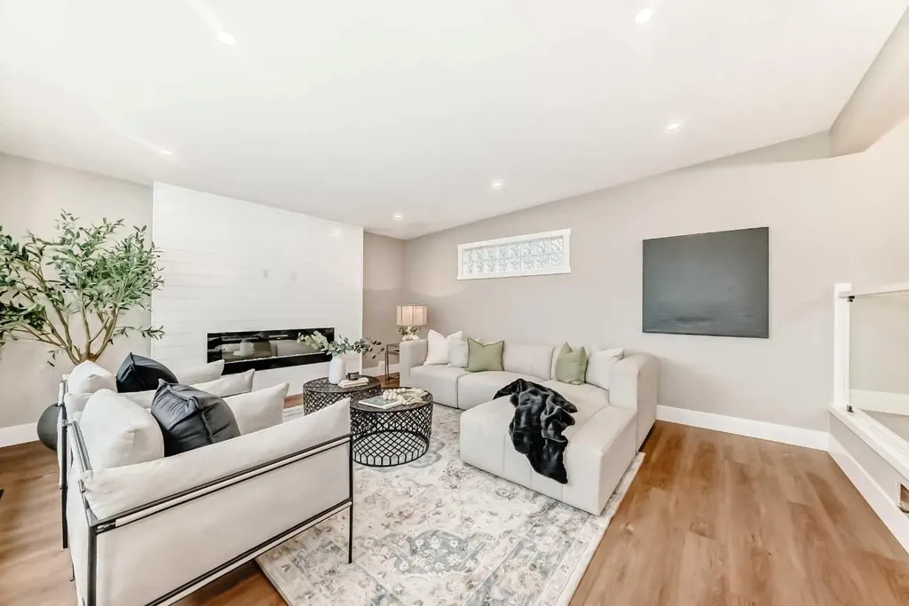 275 Silverview Way NW Calgary AB T3B 3K4