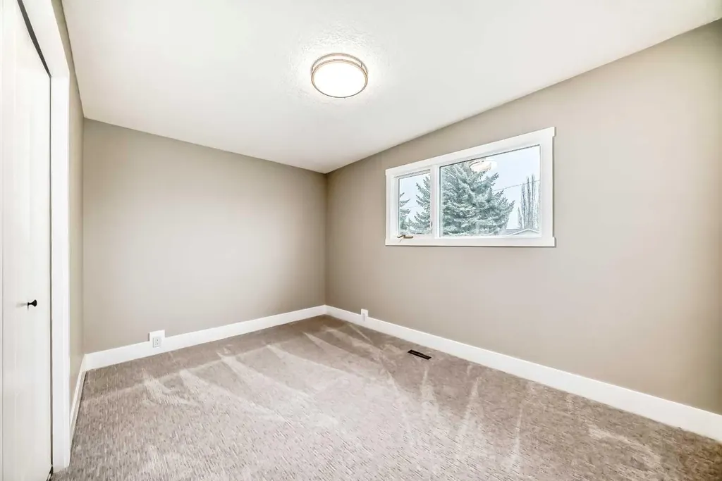 275 Silverview Way NW Calgary AB T3B 3K4