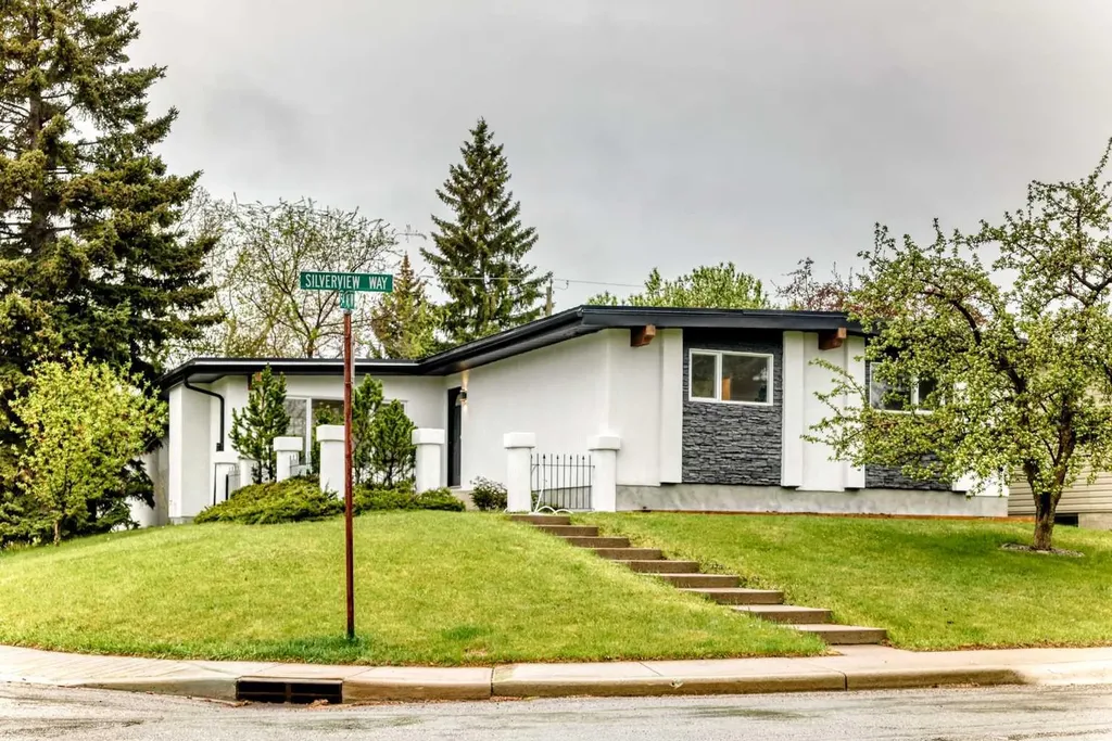 275 Silverview Way NW Calgary AB T3B 3K4