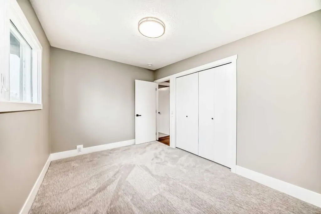 275 Silverview Way NW Calgary AB T3B 3K4