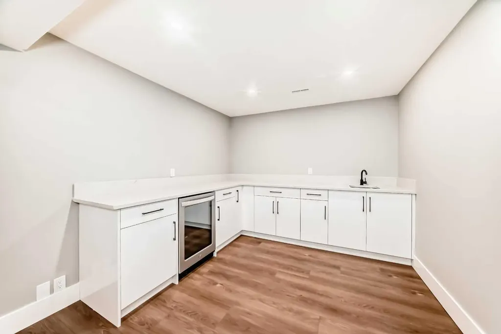 275 Silverview Way NW Calgary AB T3B 3K4