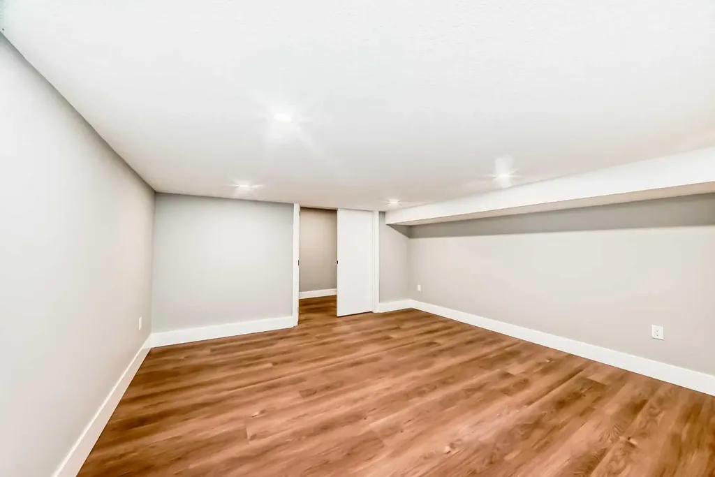 275 Silverview Way NW Calgary AB T3B 3K4