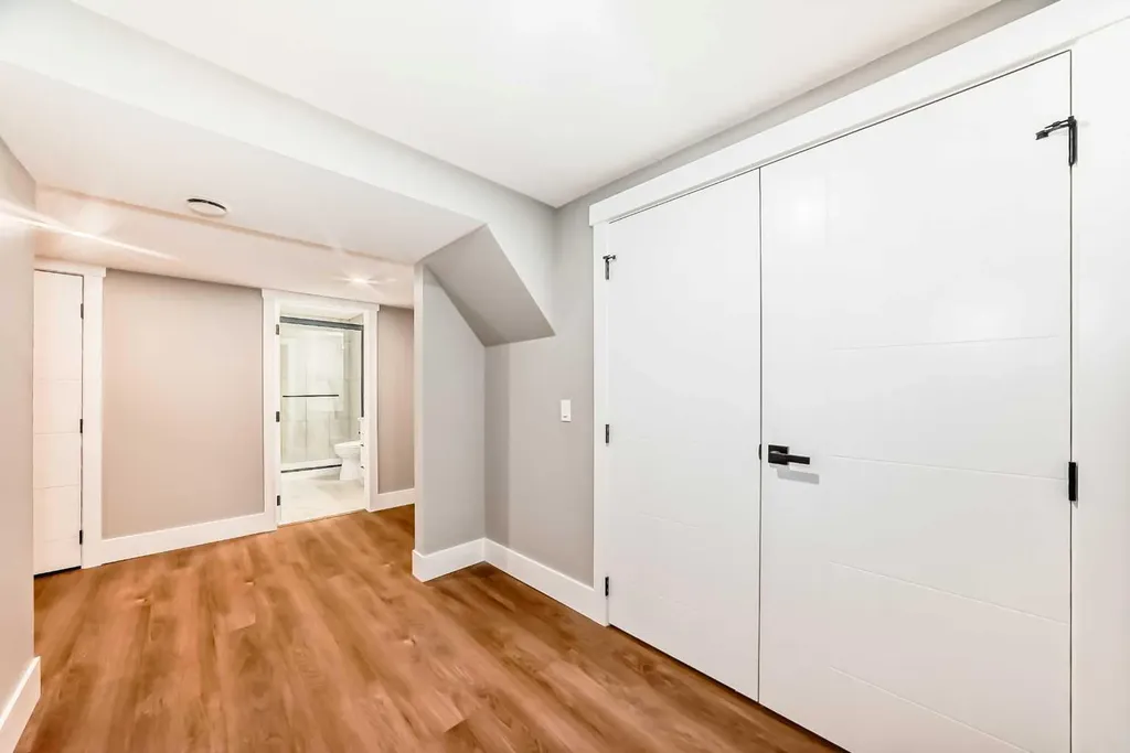 275 Silverview Way NW Calgary AB T3B 3K4