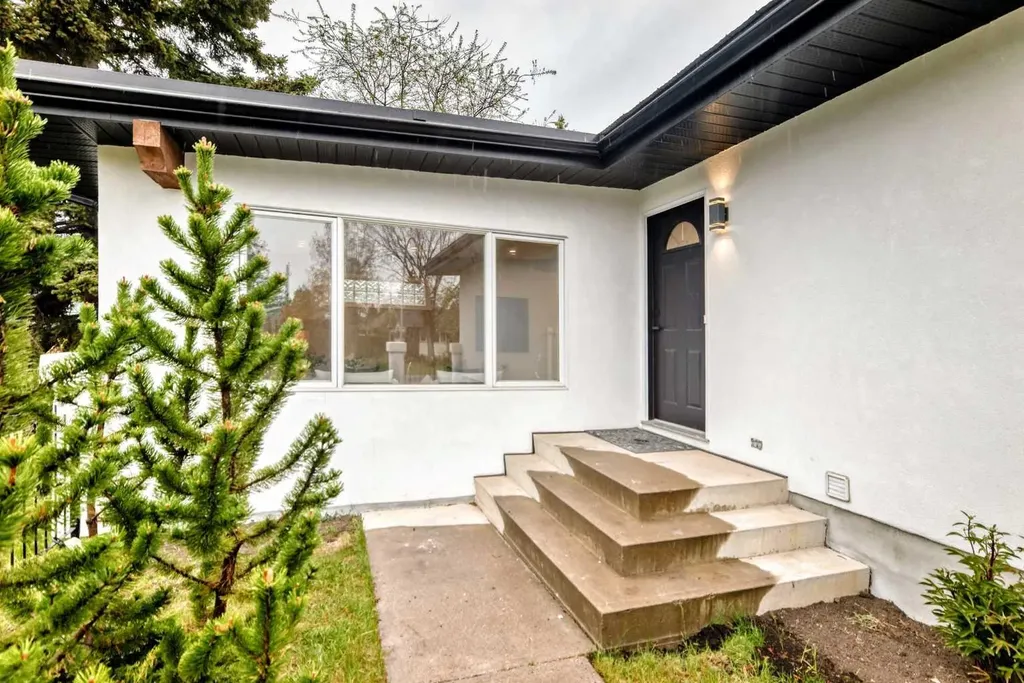275 Silverview Way NW Calgary AB T3B 3K4