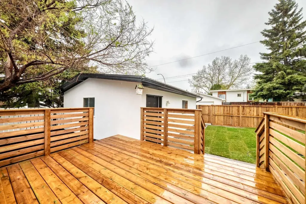275 Silverview Way NW Calgary AB T3B 3K4