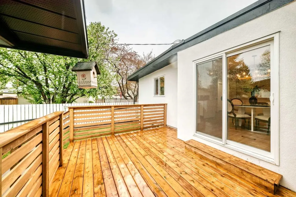 275 Silverview Way NW Calgary AB T3B 3K4