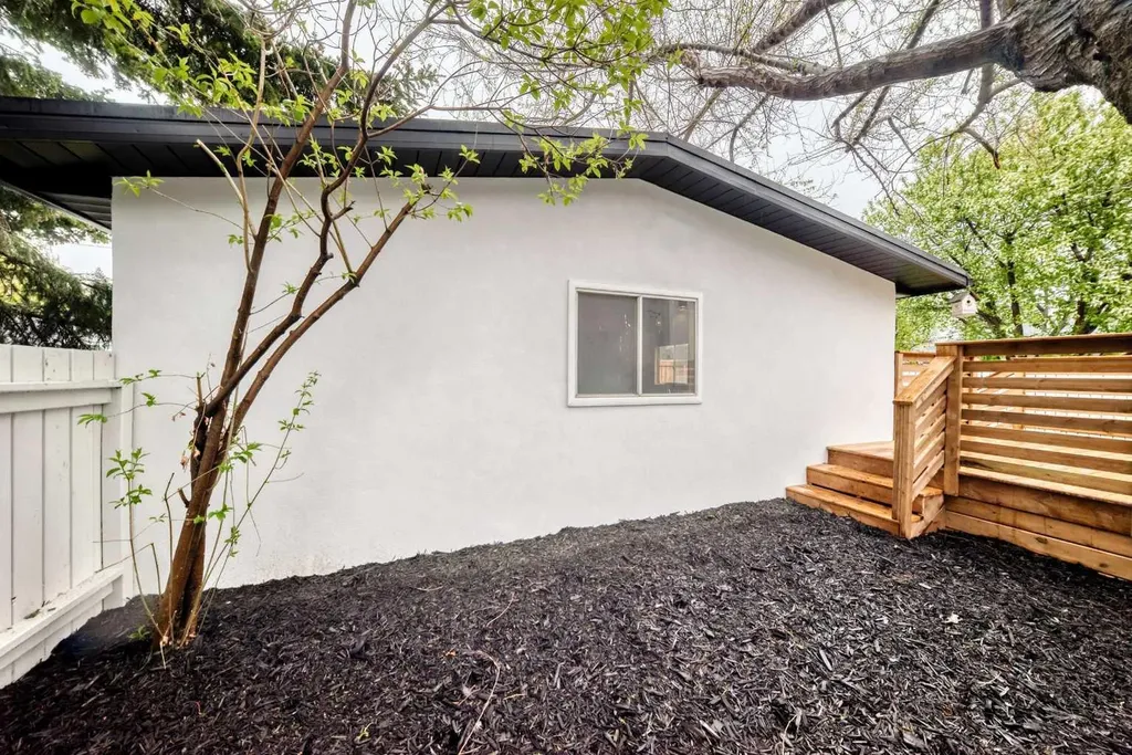 275 Silverview Way NW Calgary AB T3B 3K4