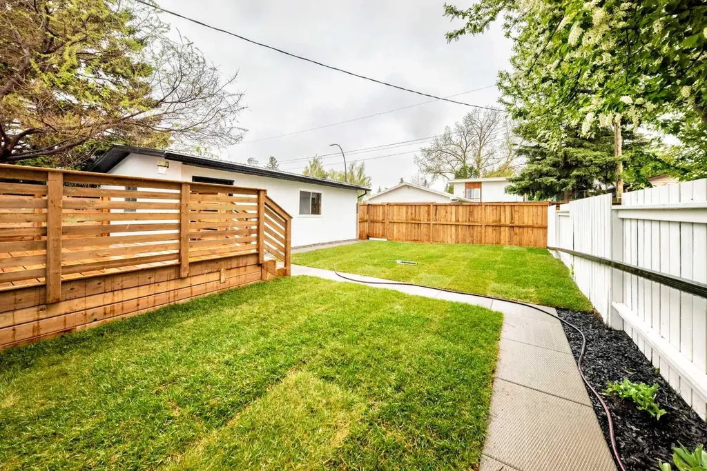 275 Silverview Way NW Calgary AB T3B 3K4