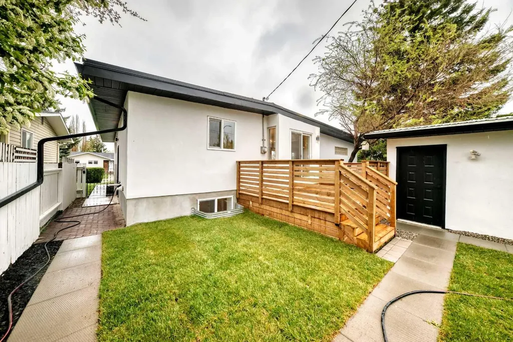 275 Silverview Way NW Calgary AB T3B 3K4