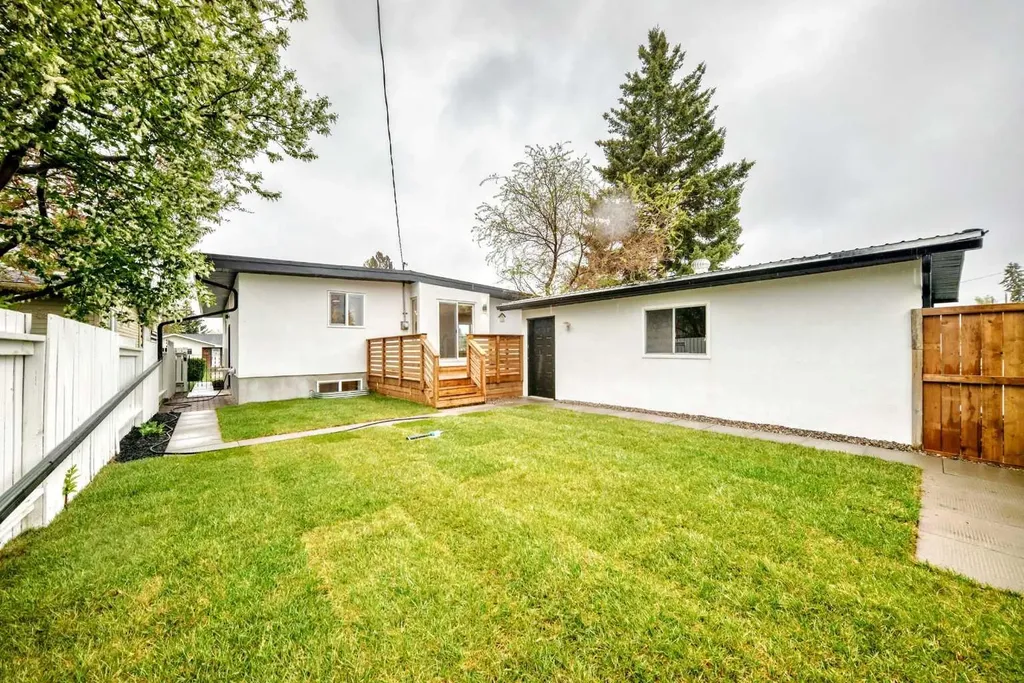 275 Silverview Way NW Calgary AB T3B 3K4