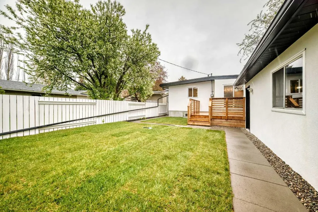 275 Silverview Way NW Calgary AB T3B 3K4