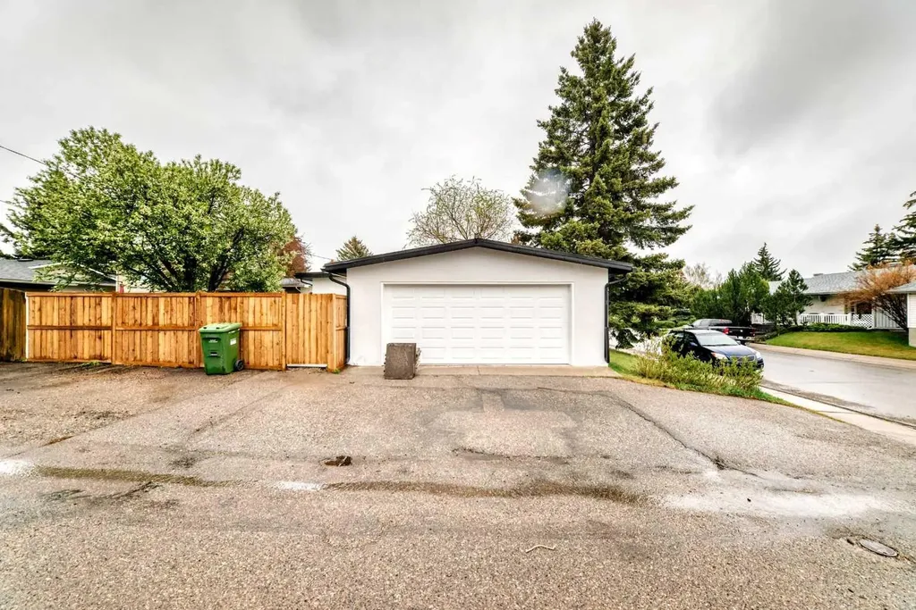 275 Silverview Way NW Calgary AB T3B 3K4