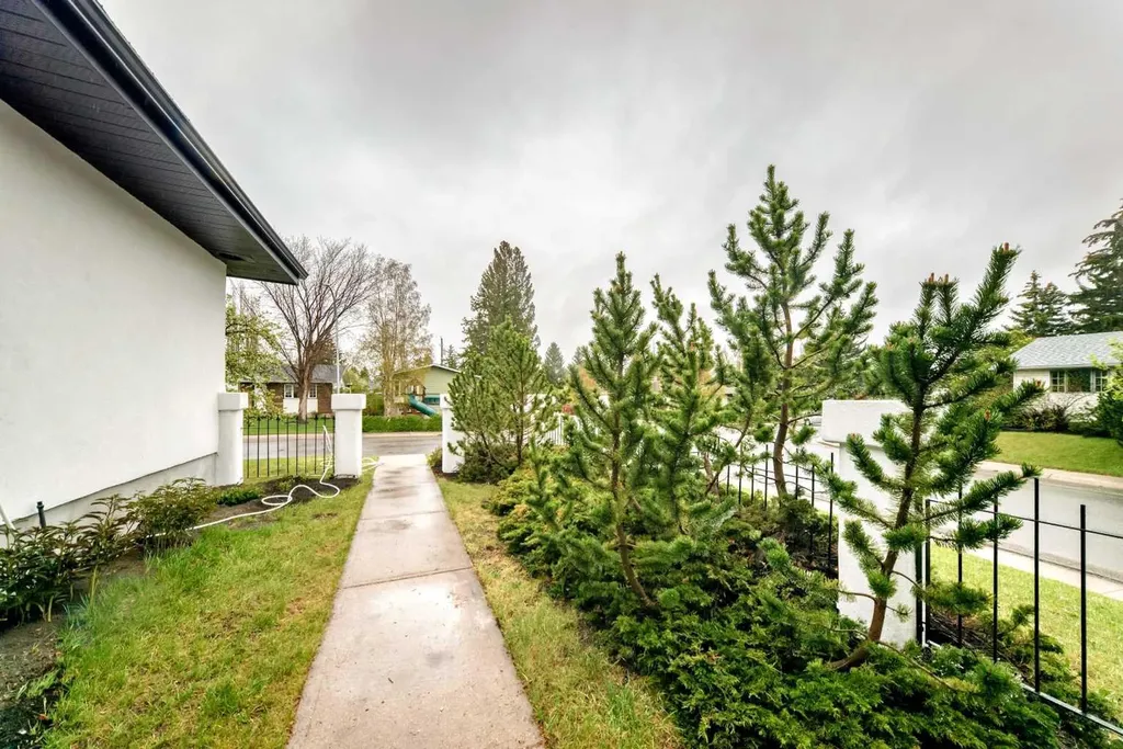 275 Silverview Way NW Calgary AB T3B 3K4