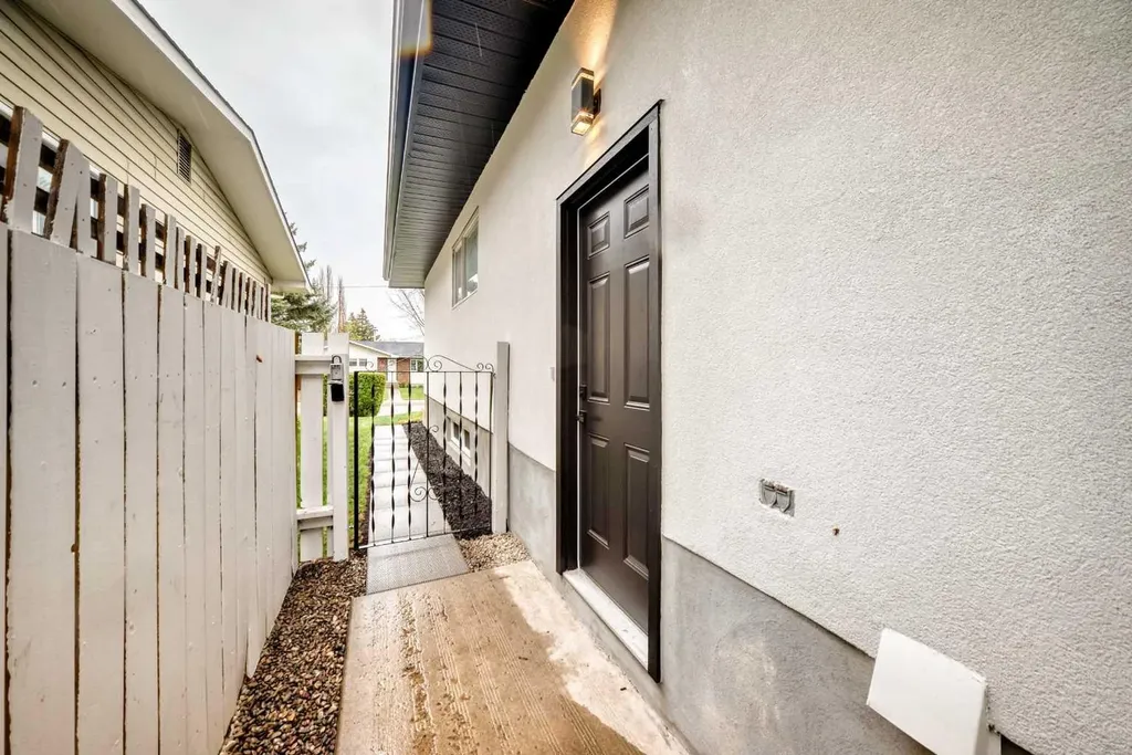 275 Silverview Way NW Calgary AB T3B 3K4