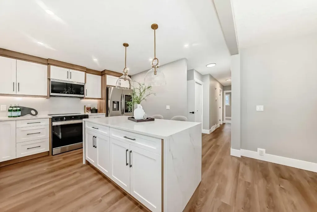 275 Silverview Way NW Calgary AB T3B 3K4