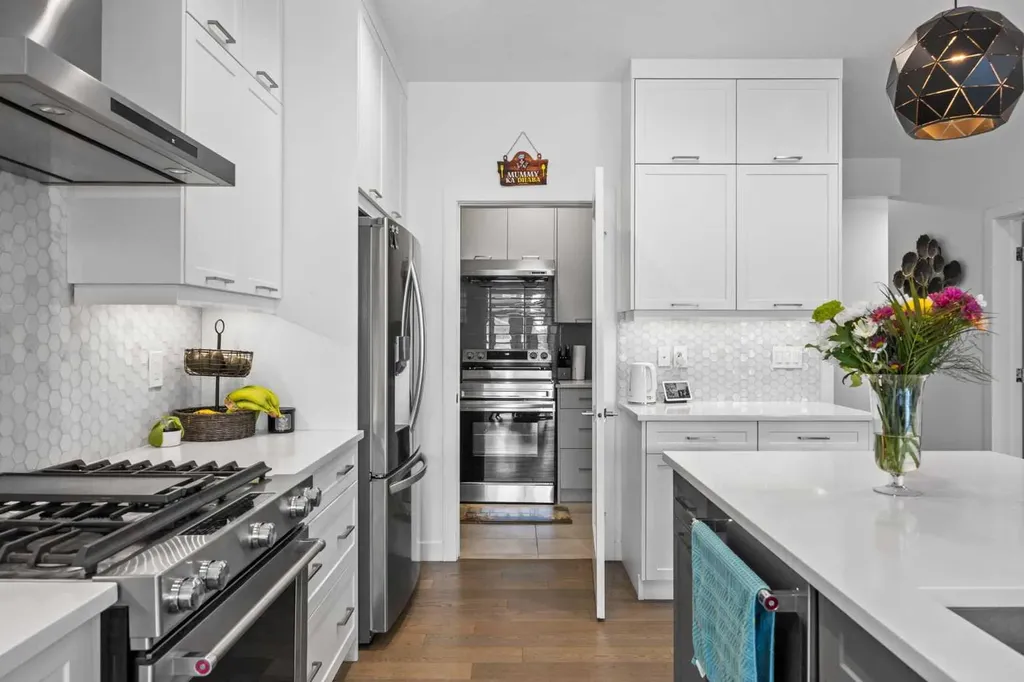 10 Evansfield Green NW Calgary AB T3P 1J9