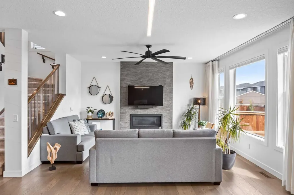 10 Evansfield Green NW Calgary AB T3P 1J9