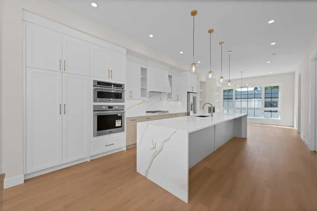 6429 33 Avenue NW Calgary AB T3B 1K9