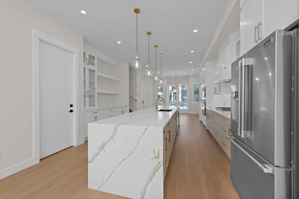 6429 33 Avenue NW Calgary AB T3B 1K9
