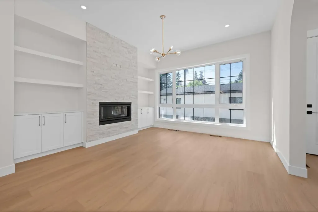 6429 33 Avenue NW Calgary AB T3B 1K9