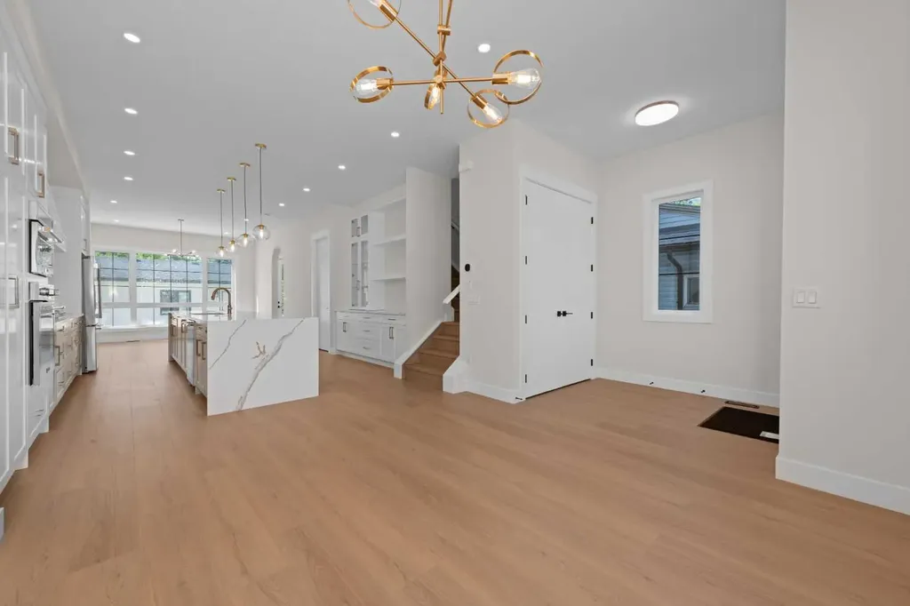 6429 33 Avenue NW Calgary AB T3B 1K9