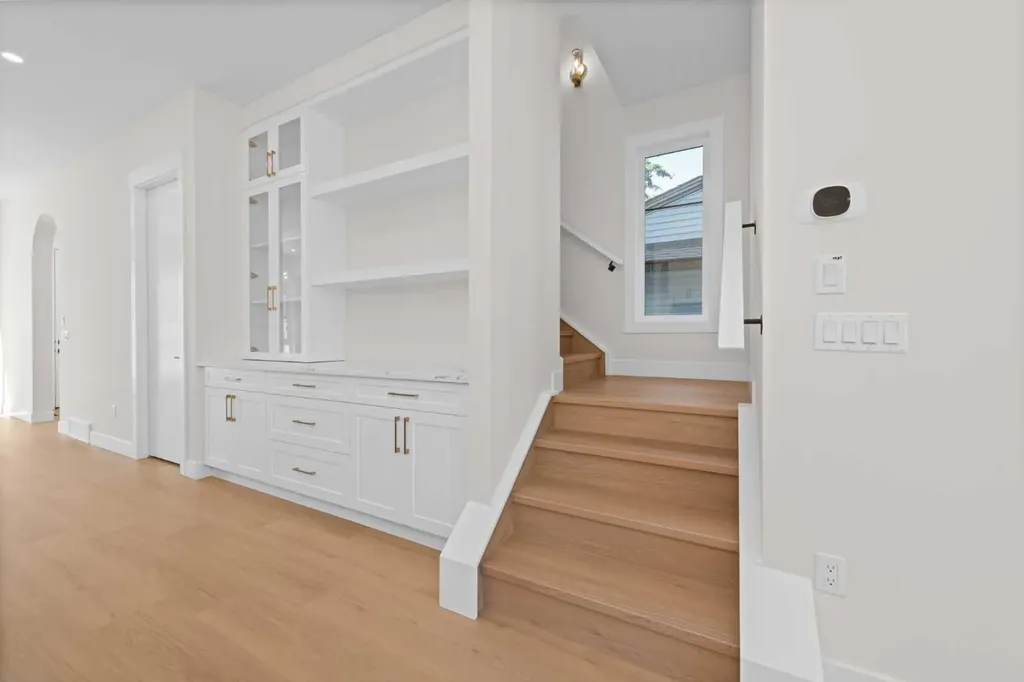 6429 33 Avenue NW Calgary AB T3B 1K9