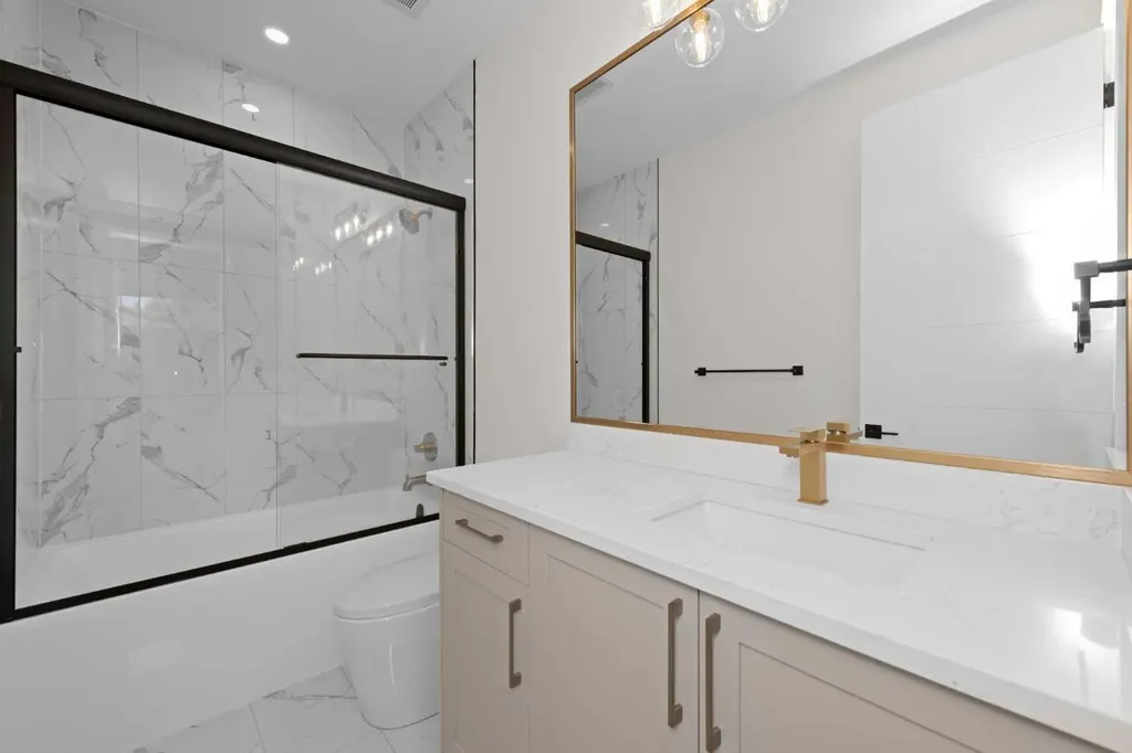6429 33 Avenue NW Calgary AB T3B 1K9