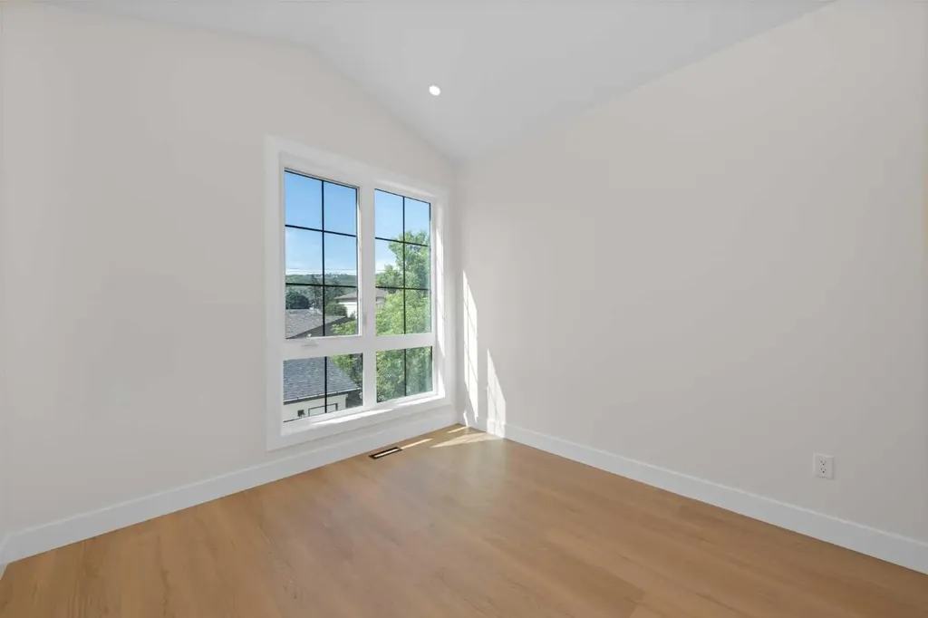 6429 33 Avenue NW Calgary AB T3B 1K9