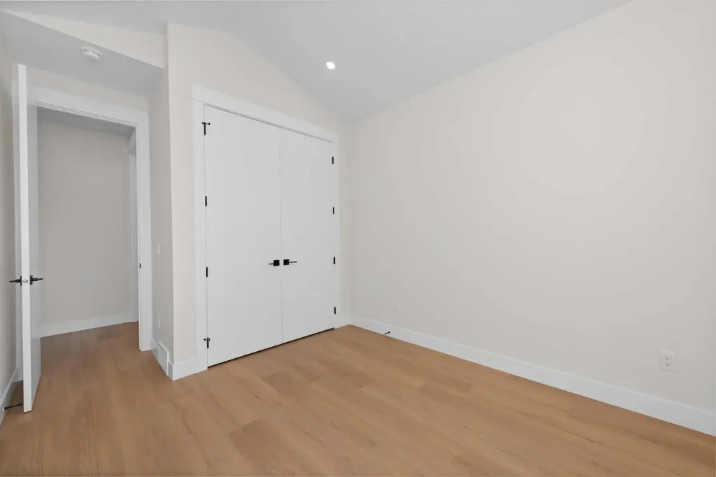 6429 33 Avenue NW Calgary AB T3B 1K9