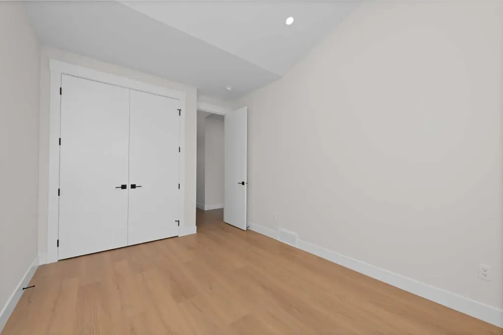 6429 33 Avenue NW Calgary AB T3B 1K9