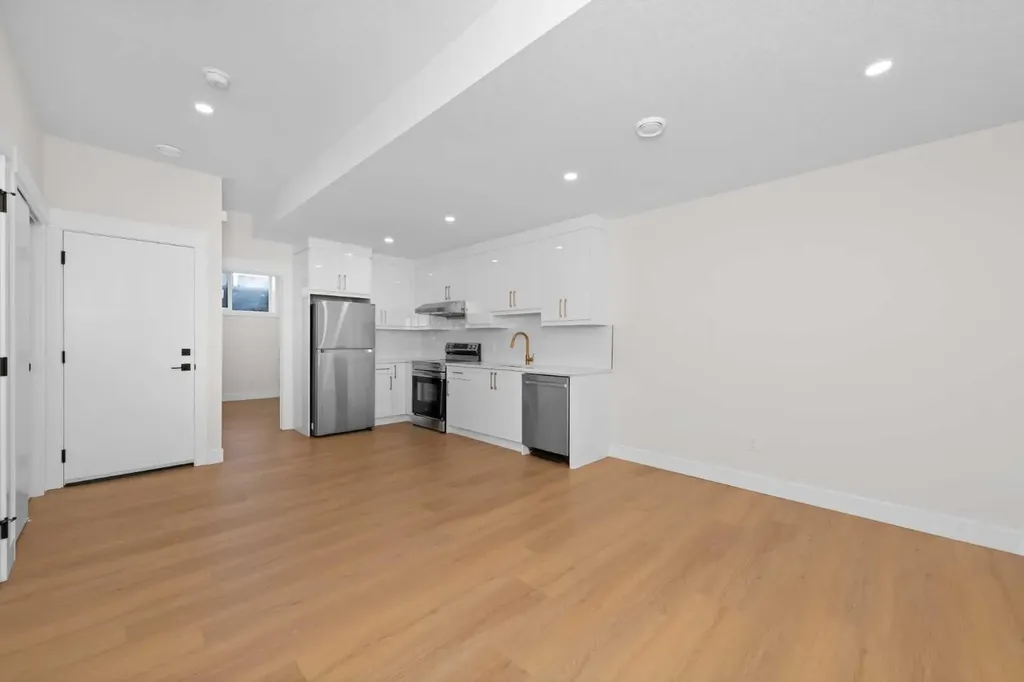 6429 33 Avenue NW Calgary AB T3B 1K9