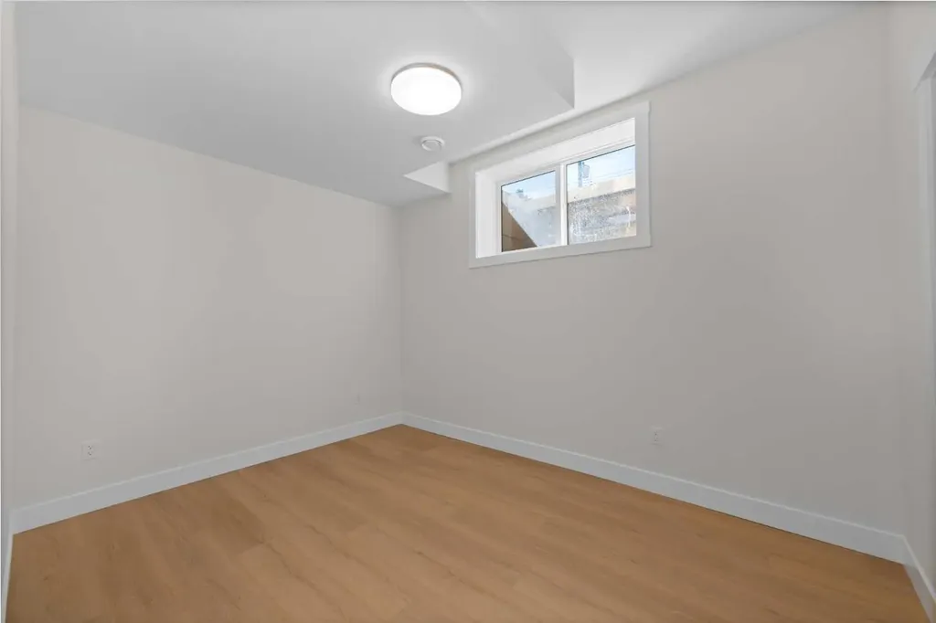 6429 33 Avenue NW Calgary AB T3B 1K9