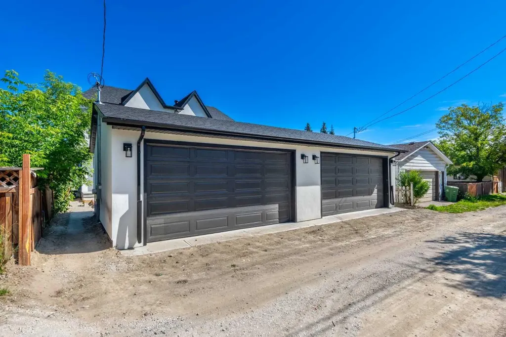 6429 33 Avenue NW Calgary AB T3B 1K9