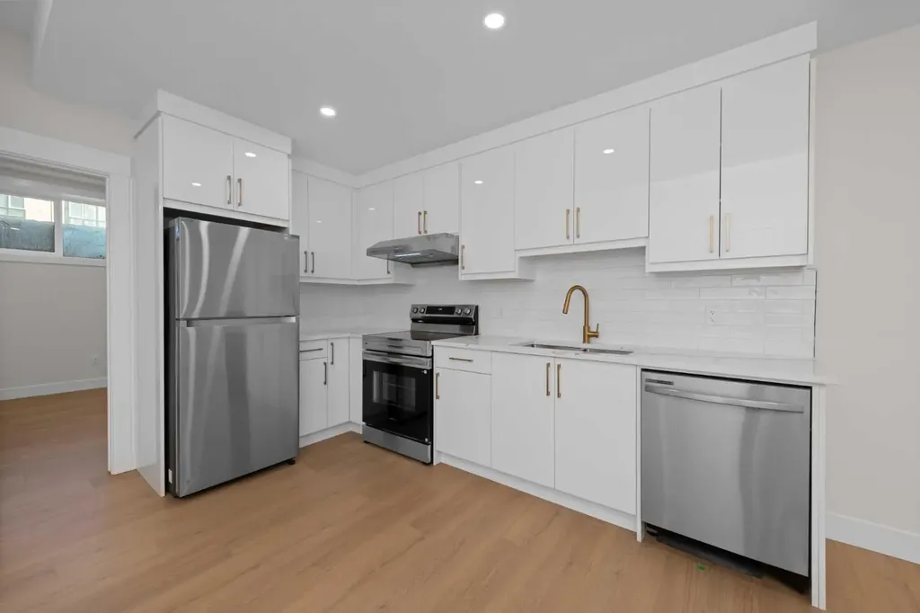 6429 33 Avenue NW Calgary AB T3B 1K9