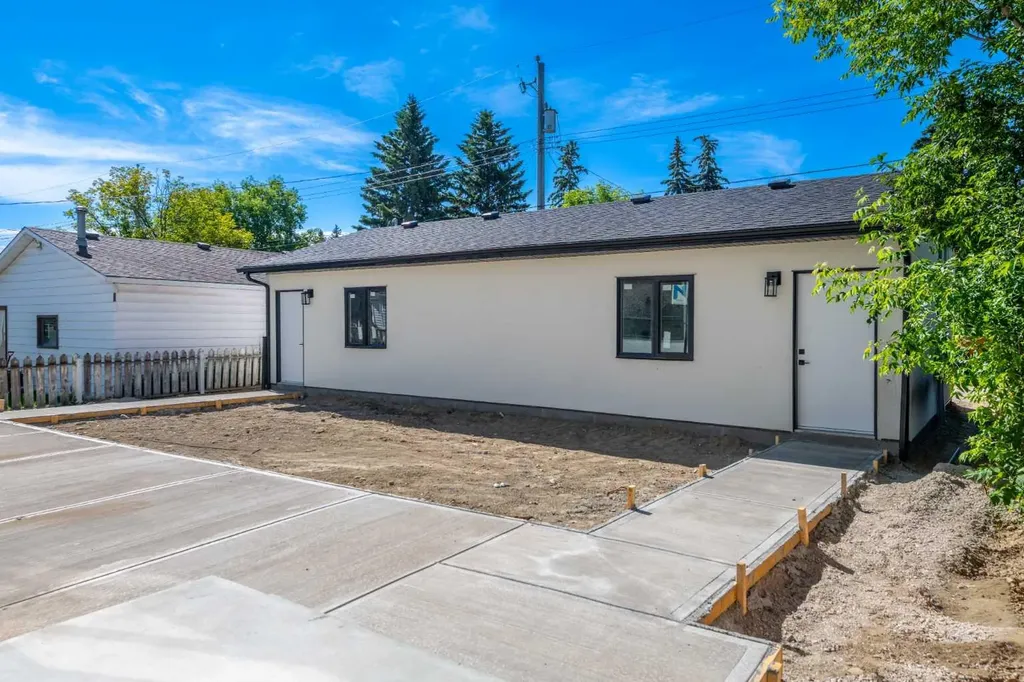 6429 33 Avenue NW Calgary AB T3B 1K9