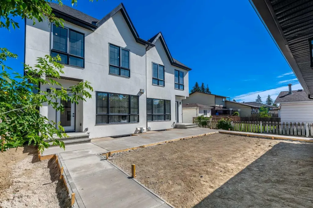 6429 33 Avenue NW Calgary AB T3B 1K9
